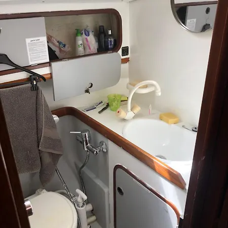 Grand Voilier A Quai Bateau-hôtel Canet-en-Roussillon