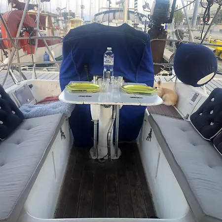 Grand Voilier A Quai Bateau-hôtel Canet-en-Roussillon
