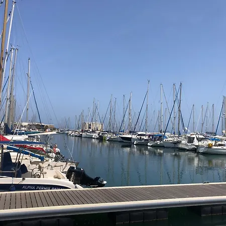 Grand Voilier A Quai Bateau-hôtel *